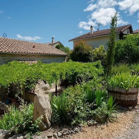 Pretty In With Swimming Pool Holiday home